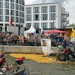Schon 2024 gingen mehr als 3.000 Enten für den guten Zweck ins Rennen. // Foto: Lions Club Hamburg Klövensteen