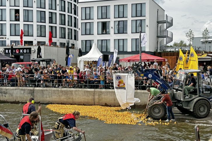 Schon 2024 gingen mehr als 3.000 Enten für den guten Zweck ins Rennen. // Foto: Lions Club Hamburg Klövensteen
