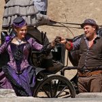 Donna Leveret (Sonja Kirchberger) kommt im Firwood Camp an - ehrfürchtig begrüßt von Vorarbeiter Jeremy Swan (Dustin Semmelrogge). // Foto: Claus Harlandt