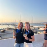 Hanna und Marla mit ihren Medaillen