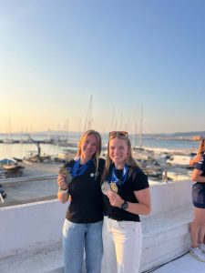 Hanna und Marla mit ihren Medaillen