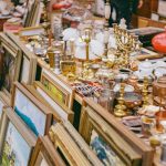 Flohmärkte, ein Eldorado für Sammlerinnen und Sammler. Gerade der Markt in der Witts-Alle bietet tolle Antiquitäten. // Foto: Nikola Đuza auf Unsplash