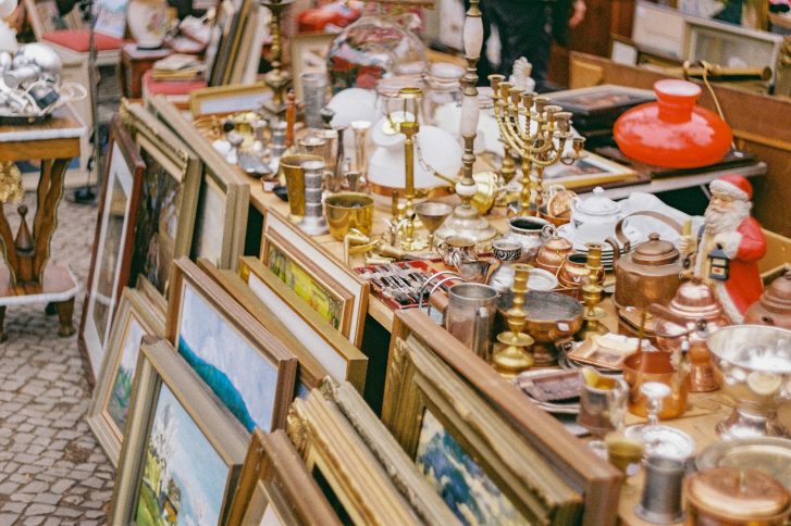 Flohmärkte, ein Eldorado für Sammlerinnen und Sammler. Gerade der Markt in der Witts-Alle bietet tolle Antiquitäten. // Foto: Nikola Đuza auf Unsplash