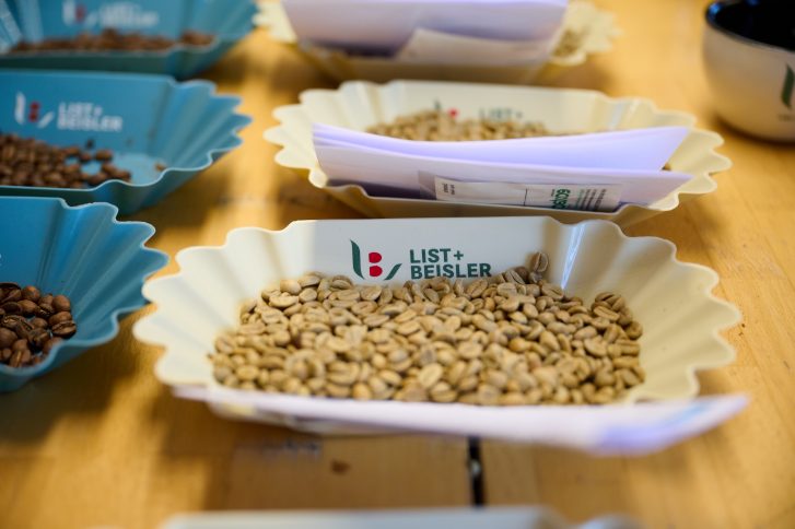 Kaffee vor und nach der Röstung