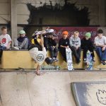 Der Skatepark mit Skatern in Action