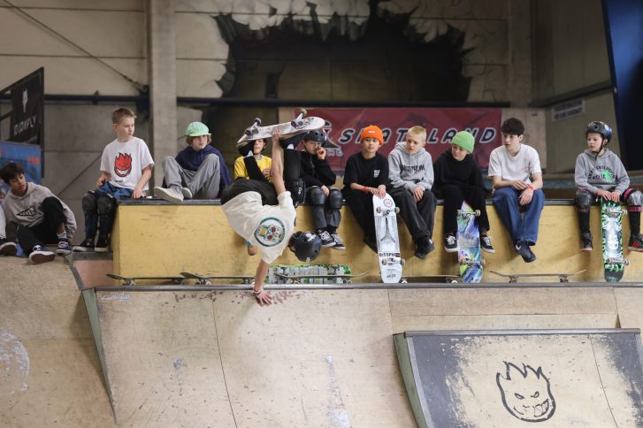 Der Skatepark mit Skatern in Action