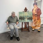 Erika Wild, zum Interview-Besuch in unserer Redaktion. Im Hintergrund ein Werk ihres Vater Otto Wild.