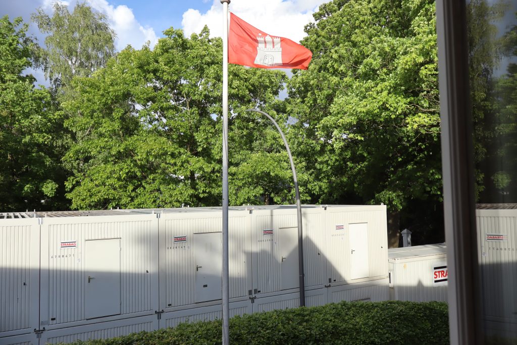 Auf diese Container-Wand hätten die Anwohner der Liebermannstraße fünf Jahre geschaut. // Foto: Oliver Barckhan