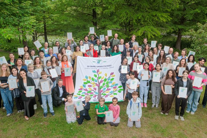 Vertreter der ausgezeichneten Schulen - Auszeichungsveranstaltung "Umweltschule in Europa / Internationale Nachhaltigkeitsschule 2023-25" // Foto; Markus Scholz