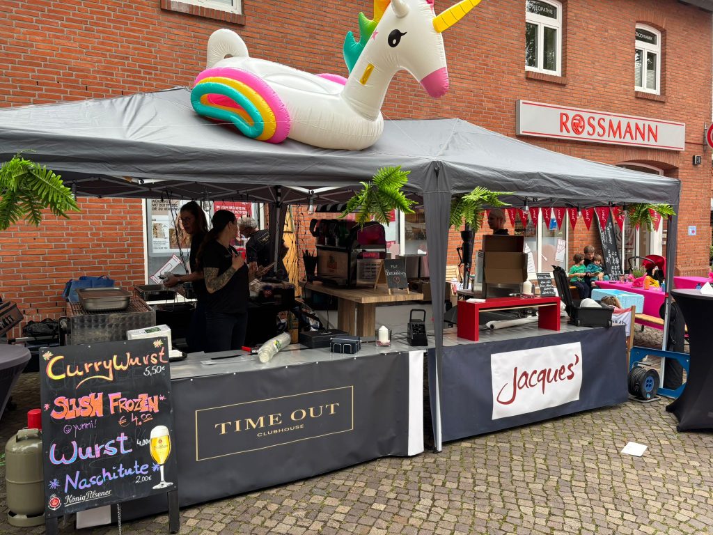 Essen und Trinken auf dem Rissener Sommerfest
