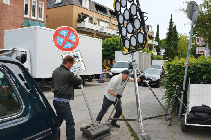 Ist alles an seinem Platz, können hier alle drehen wie geplant? Als Motivaufnahmeleiter muss man den Überblick bewahren.
