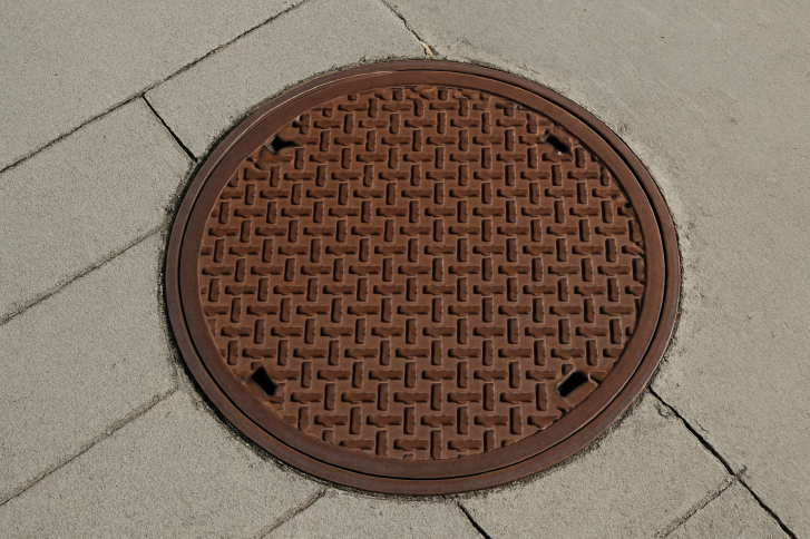 Die Stadt Wedel saniert rund 100 Schachtabdeckungen. Da es sich hier um die Wegesicherheit handelt, sind die Arbeiten nicht von der Haushaltssperre betroffen. // Foto: Harry Spink/Unsplash