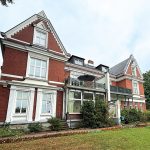 Das Gebäude an der Elbchaussee 408 war früher ein Doppelgemeindehaus, was sich außen noch heute an den äußeren Querhäusern und einer Trennung zeigt.