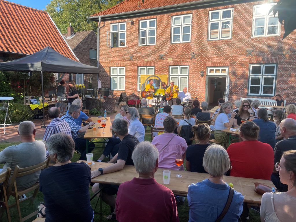 Das Sommerfest 2024 lockte viele Interessierte aller Altersgruppen an.