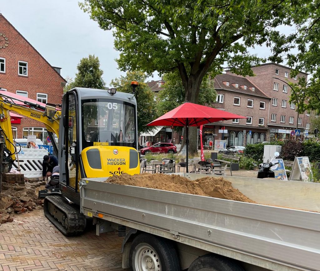 Am Vormittag wurde das Pflaster am Martiniblock aufgerissen. Zum frühen Nachmittag waren die Arbeiten erledigt. - Stromkasten