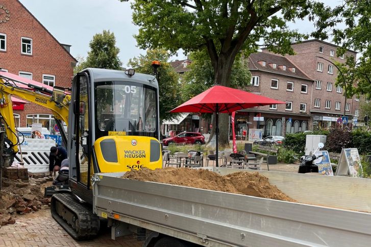 Am Vormittag wurde das Pflaster am Martiniblock aufgerissen. Zum frühen Nachmittag waren die Arbeiten erledigt. - Stromkasten