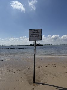 Hinweisschilder warnen vorm Baden in der Elbe