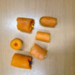 Die Polizei fand insgesamt sechs präparierte Karottenstückchen auf der Weide des verletzten Pferdes. // Foto: Polizeidirektion Bad Segeberg