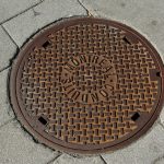 Die Stadt Wedel saniert rund 100 Schachtabdeckungen. Da es sich hier um die Wegesicherheit handelt, sind die Arbeiten nicht von der Haushaltssperre betroffen. // Foto: Harry Spink/Unsplash