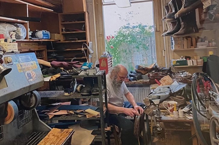 Jens-Uwe Groth führte sein Schustergeschäft 40 Jahre lang in Nienstedten. Nun, kurz vor der geplanten Ladenschließung, ist er schwer erkrankt. // Foto: privat