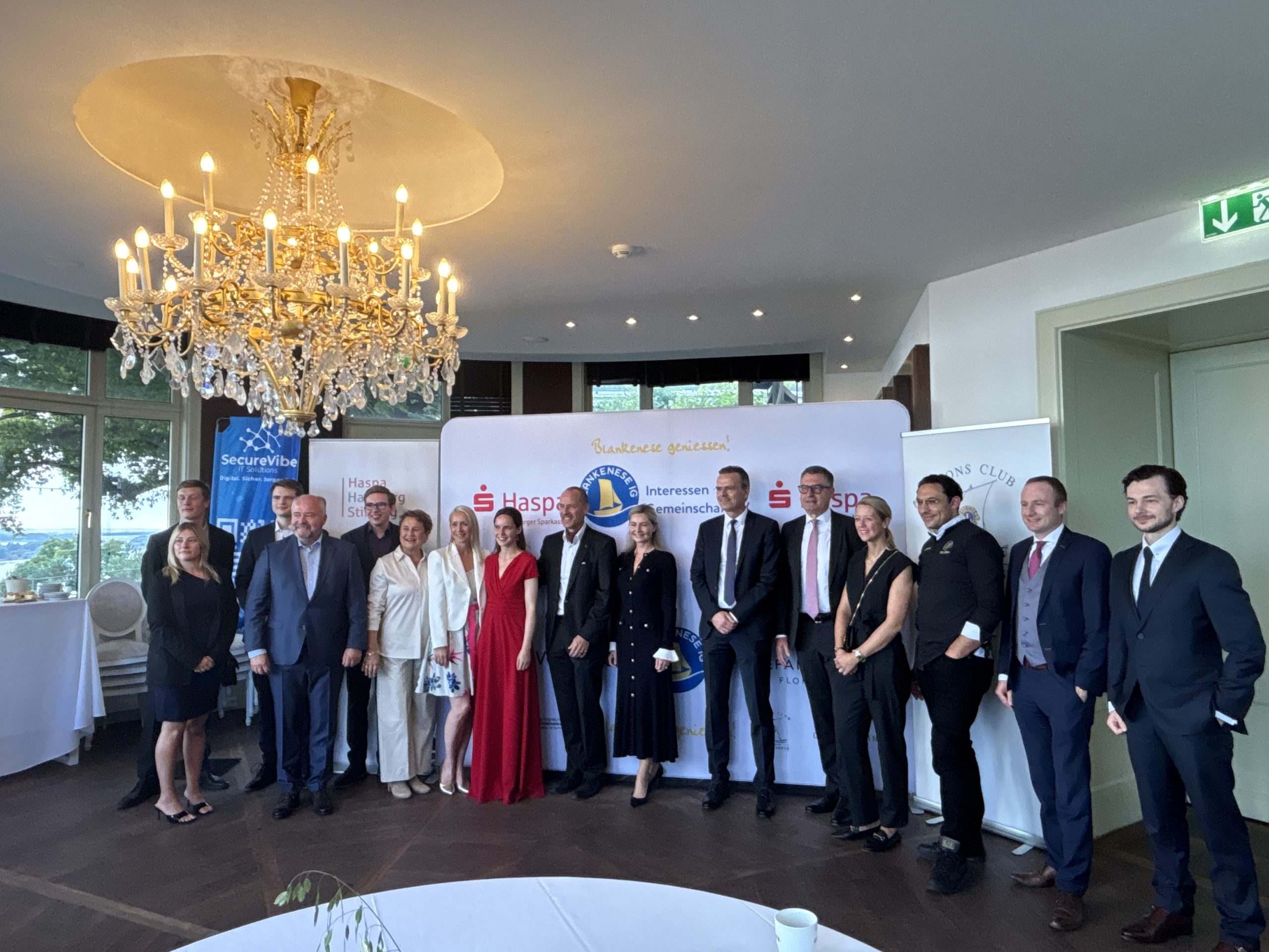 Die Sponsoren, Partner und Organisatoren des Abends mit Sophia Weidemann (im roten Kleid).