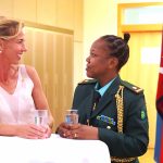 Dr. Jennifer S. und ihre Patenoffizierin verstehen sich sichtlich gut. // Foto: Aljosa Berjan - Führungsakademie