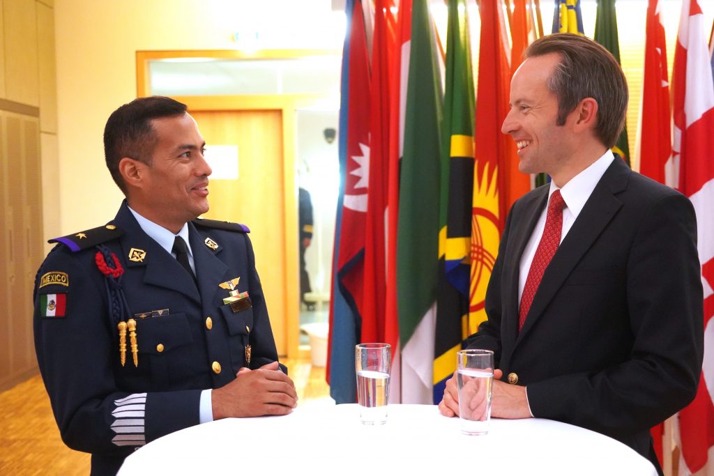 Robert A. und sein Patenoffizier lernen sich im zwanglosen Gespräch kennen. // Foto: Aljosa Berjan
