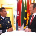 Robert A. und sein Patenoffizier lernen sich im zwanglosen Gespräch kennen. // Foto: Aljosa Berjan