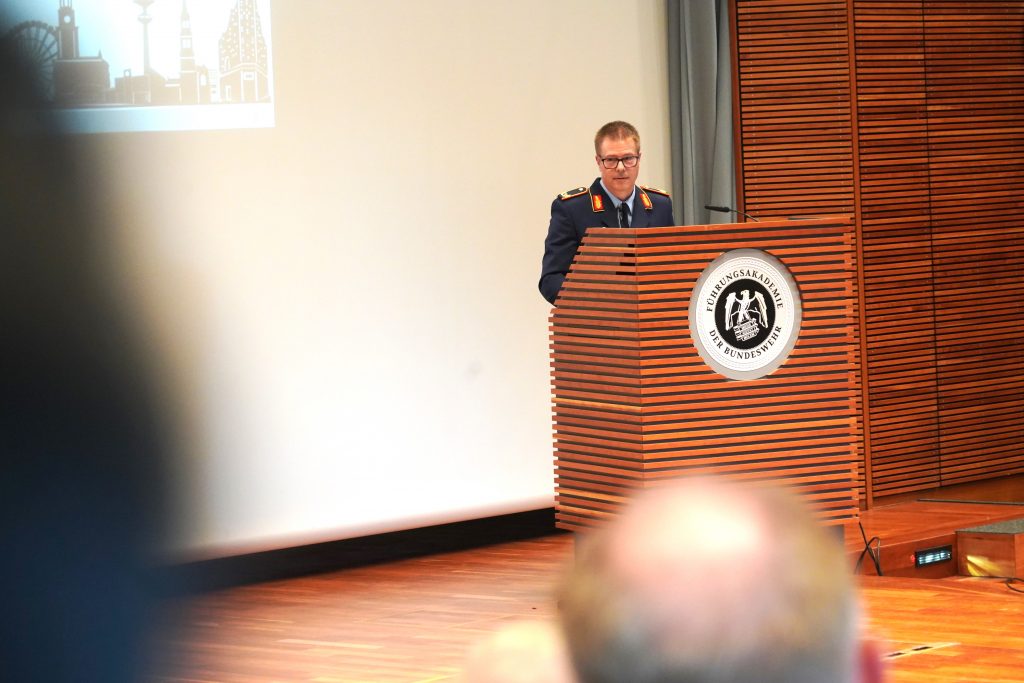 Brigadegeneral Thorsten Ilg begrüßt den Lehrgang und seine Gäste zum Patenabend 2025. // Foto: Aljosa Berjan