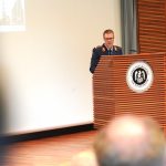 Brigadegeneral Thorsten Ilg begrüßt den Lehrgang und seine Gäste zum Patenabend 2025. // Foto: Aljosa Berjan