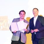 Nick Jansen (l.) bei der Preisverleihung mit Kultursenator Dr. Carsten Brosda. // Foto: MOIN Filmförderung/Claudia Höhne