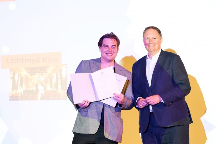 Nick Jansen (l.) bei der Preisverleihung mit Kultursenator Dr. Carsten Brosda. // Foto: MOIN Filmförderung/Claudia Höhne