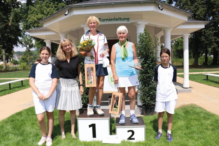 Telsche Andree bei der Siegerehrung der Deutscen Meisterschaften im Tennis