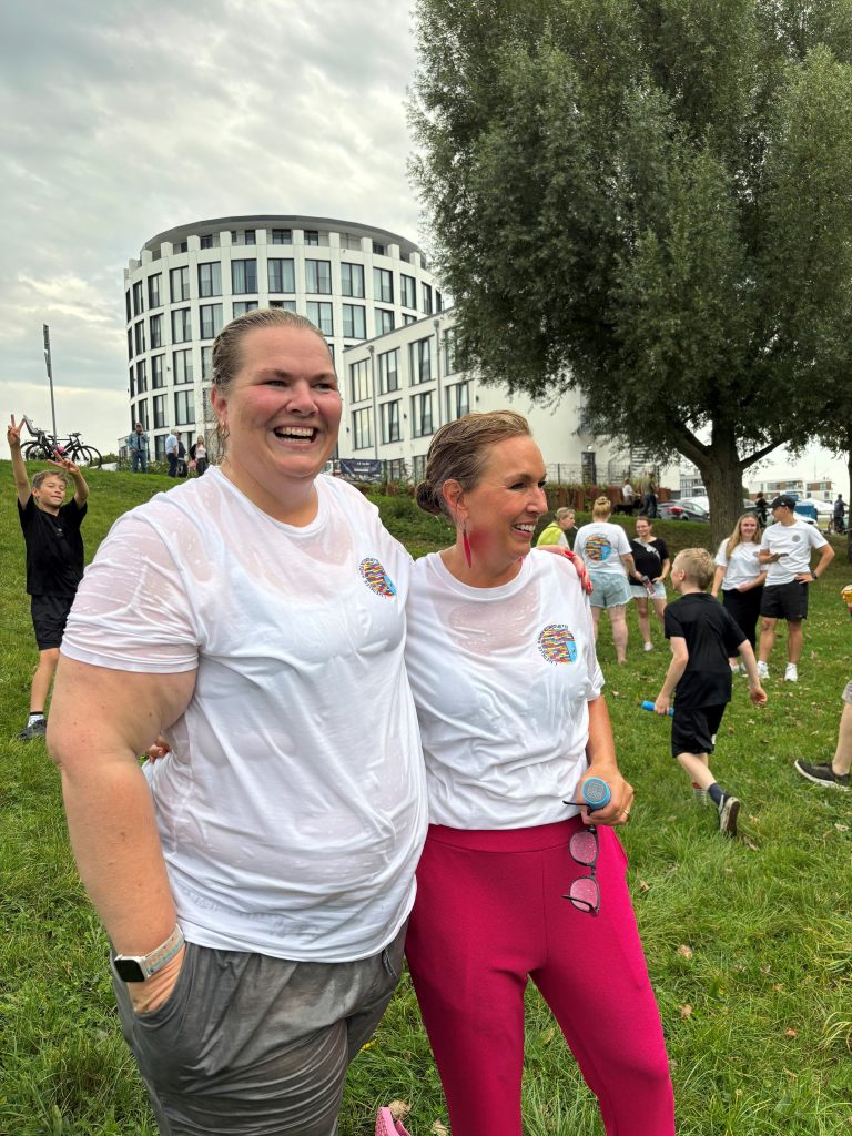 v.l.: Initiatorin Verena Heyer (stellvertretende Stadtpräsidentin) und Bürgermeisterin Julia Fisauli-Aalto // Foto: Stadt Wedel