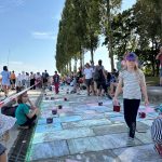 Wedels Kinder schufen ein beeindruckend großes Bild an der Ostmole. // Foto: Stadt Wedel