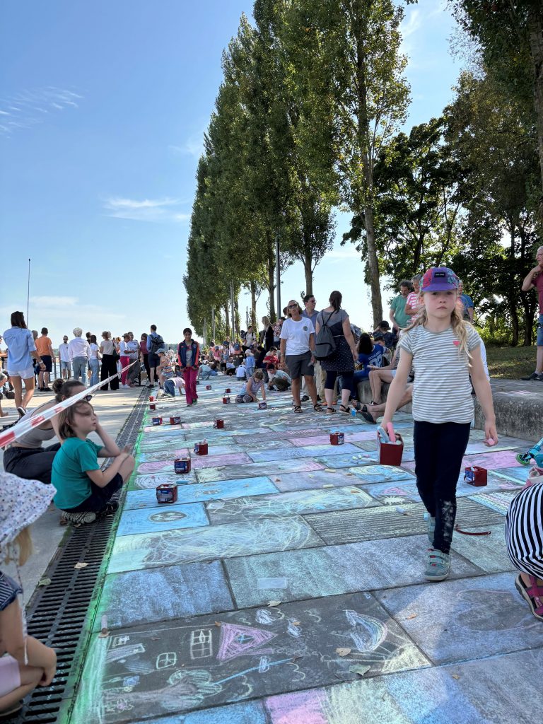 Wedels Kinder schufen ein beeindruckend großes Bild an der Ostmole. // Foto: Stadt Wedel