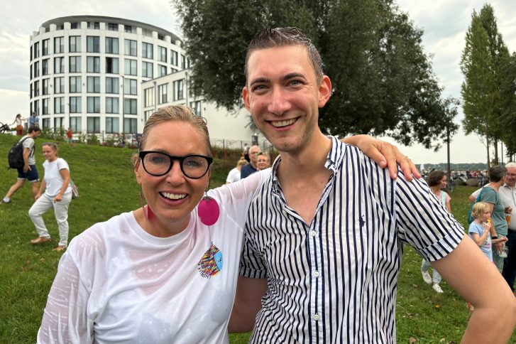 v.l.: Bürgermeisterin Julia Fisauli-Aalto und Stadtpräsident Julian Fresch wurden ordentlich nass. // Foto: Stadt Wedel - Kinderstadtwette