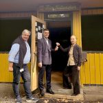 Neustart für das beliebte Lokal: Lars Hönigschmid, Sadegh Homayouni und Kristina Voght bei der Schlüsselübergabe. - Zum Falkenstein