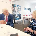 Der ehemalige Bundespräsident Joachim Gauck und und Helga Rodenbeck vom runden Tisch Blankenese. // Foto: H. Rodenbeck