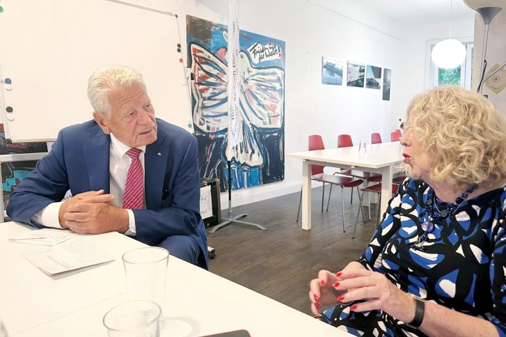 Der ehemalige Bundespräsident Joachim Gauck und und Helga Rodenbeck vom runden Tisch Blankenese. // Foto: H. Rodenbeck