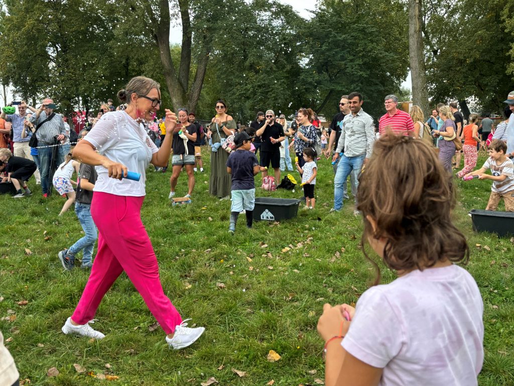 Julia Fisauli bei der Eisausgabe // Foto: Stadt Wedel