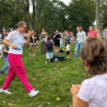 Julia Fisauli bei der Eisausgabe // Foto: Stadt Wedel