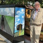 Künstler Heinz „Heiner“ Eimert vor seiner Leinwand – dem Stromkasten an der Ecke Sülldorfer Heideweg / Forsteck. - Künstler