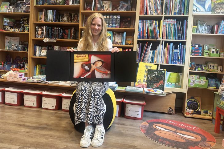 Melanie Peters, Inhaberin der Buchhandlung Bücherfuchs in Rissen, lädt regelmäßig Kita- und Schulgruppen in ihr Geschäft ein. Ihr Ziel: Spaß an Büchern und Lesen zu wecken.