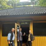 Neustart für das beliebte Lokal: Lars Hönigschmid, Sadegh Homayouni und Kristina Voght bei der Schlüsselübergabe. - Zum Falkenstein