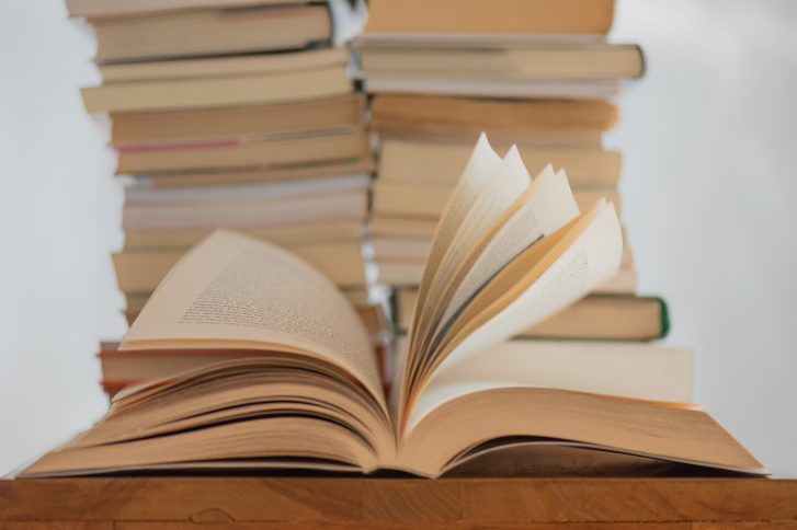 Neben neuen Online-Funktionen führen die Bücherhallen auch eine neue Gebührenordnung ein. // Foto: Elisa Calvet/Unsplash
