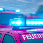 Busunfall: Ein Großaufgebot der Feuerwehr versorgte die Verletzten. – Zum Schutz der Persönlichkeitsrechte nutzen wir kein Originalbild. // Foto: Symbolbild/KI-generiert