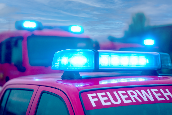 Busunfall: Ein Großaufgebot der Feuerwehr versorgte die Verletzten. – Zum Schutz der Persönlichkeitsrechte nutzen wir kein Originalbild. // Foto: Symbolbild/KI-generiert