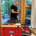 Schulhausmeister Erik Henseleit geht in seinem Job auf. Kreative Lösungen zu finden – für die Schule und alle, die dort ein- und ausgehen – bereitet ihm große Freude.