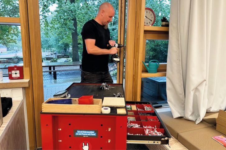 Schulhausmeister Erik Henseleit geht in seinem Job auf. Kreative Lösungen zu finden – für die Schule und alle, die dort ein- und ausgehen – bereitet ihm große Freude.